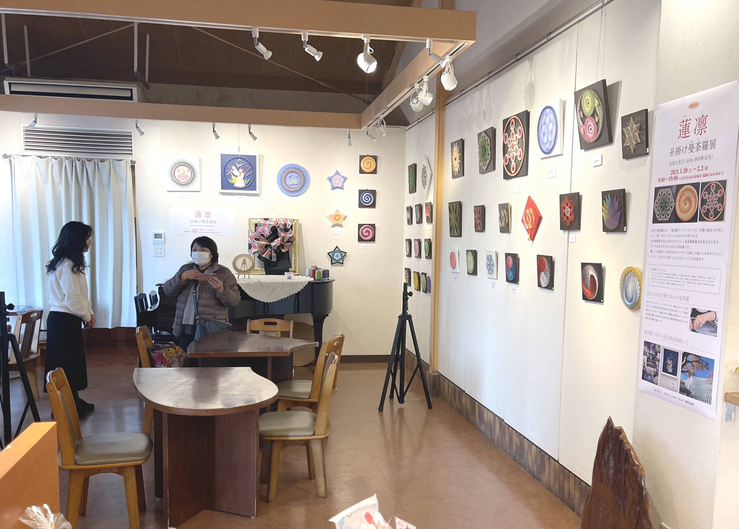 2週間毎に替わり多種多彩な創作活動をしている方たちの作品発表の場となっています